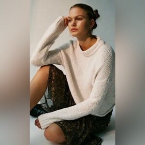 URBAN OUTFITTERS Ivory MILO Chenille distressed crop Sweater size M/L